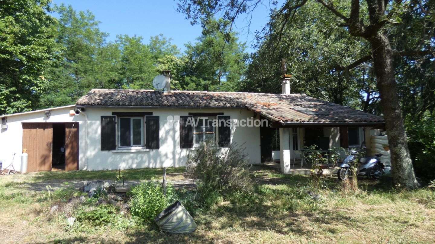 Maison et jardin à la campagne