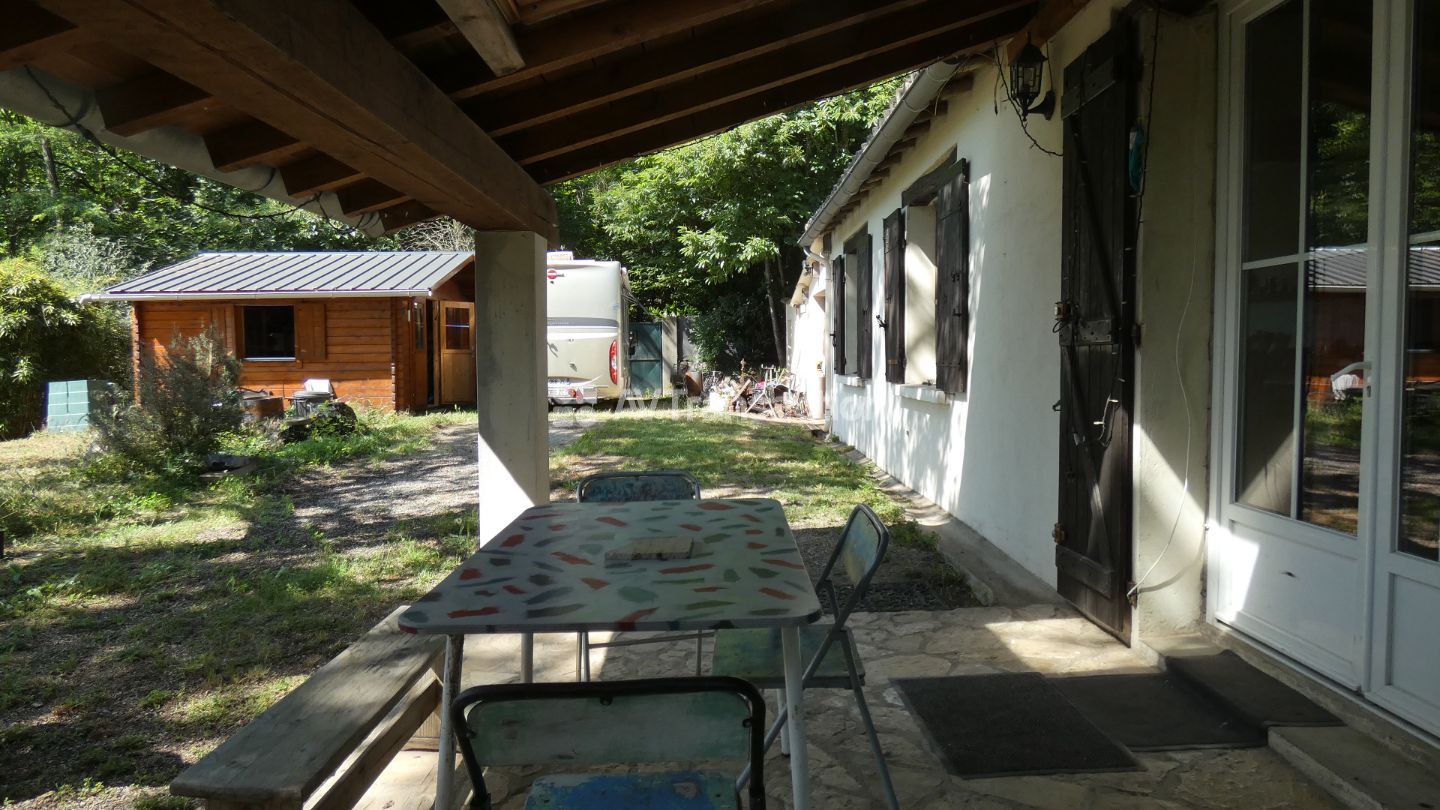 Maison et jardin à la campagne