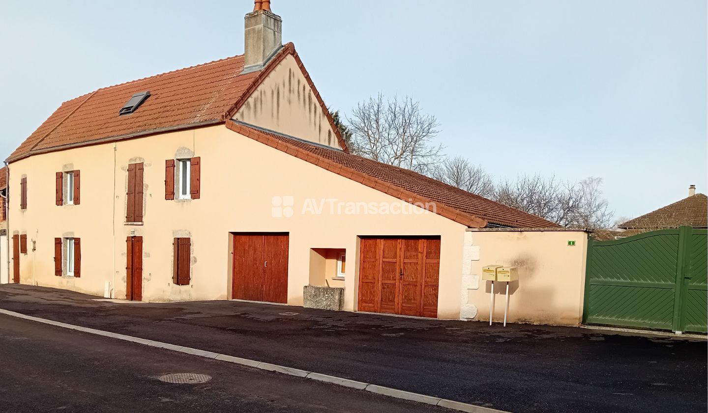 Maison composé de 3 appartements loués, garage et jardin