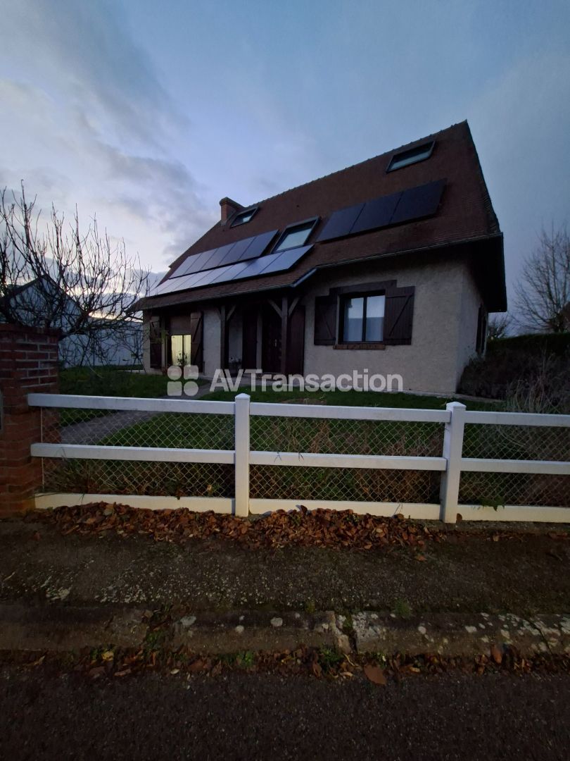 Grande maison moderne au cœur de la ville