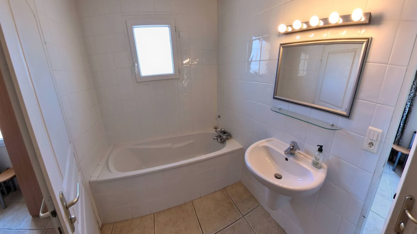 Propriété à vendre  - 8 pièce(s) - 142m2 - Aigne (34210)