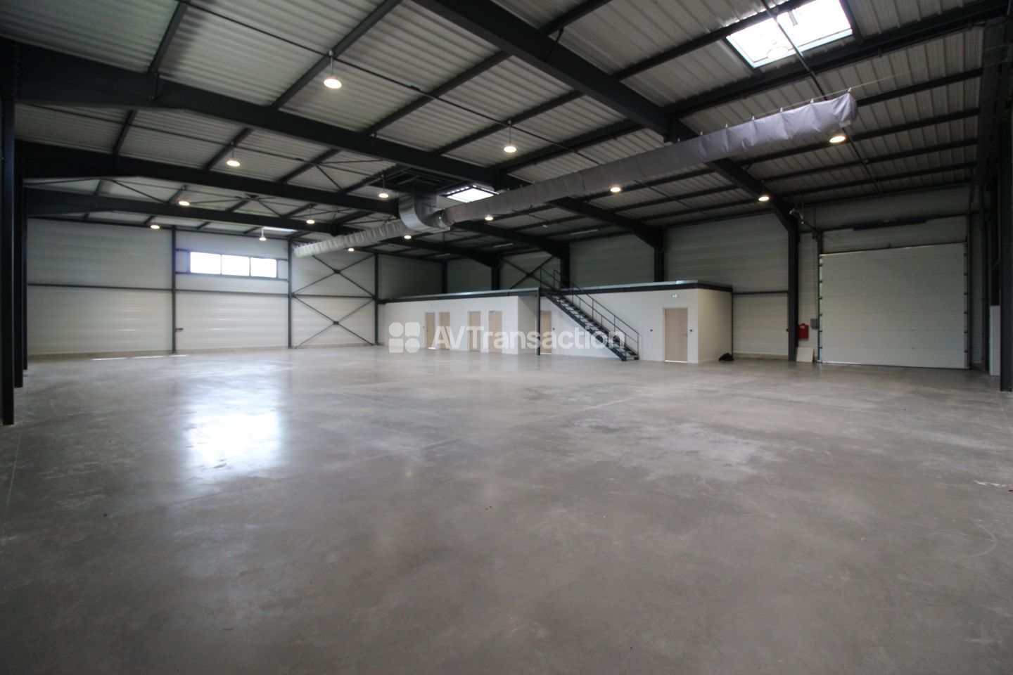 Bâtiment à vendre  - 1379m2 - Aoste (38490)