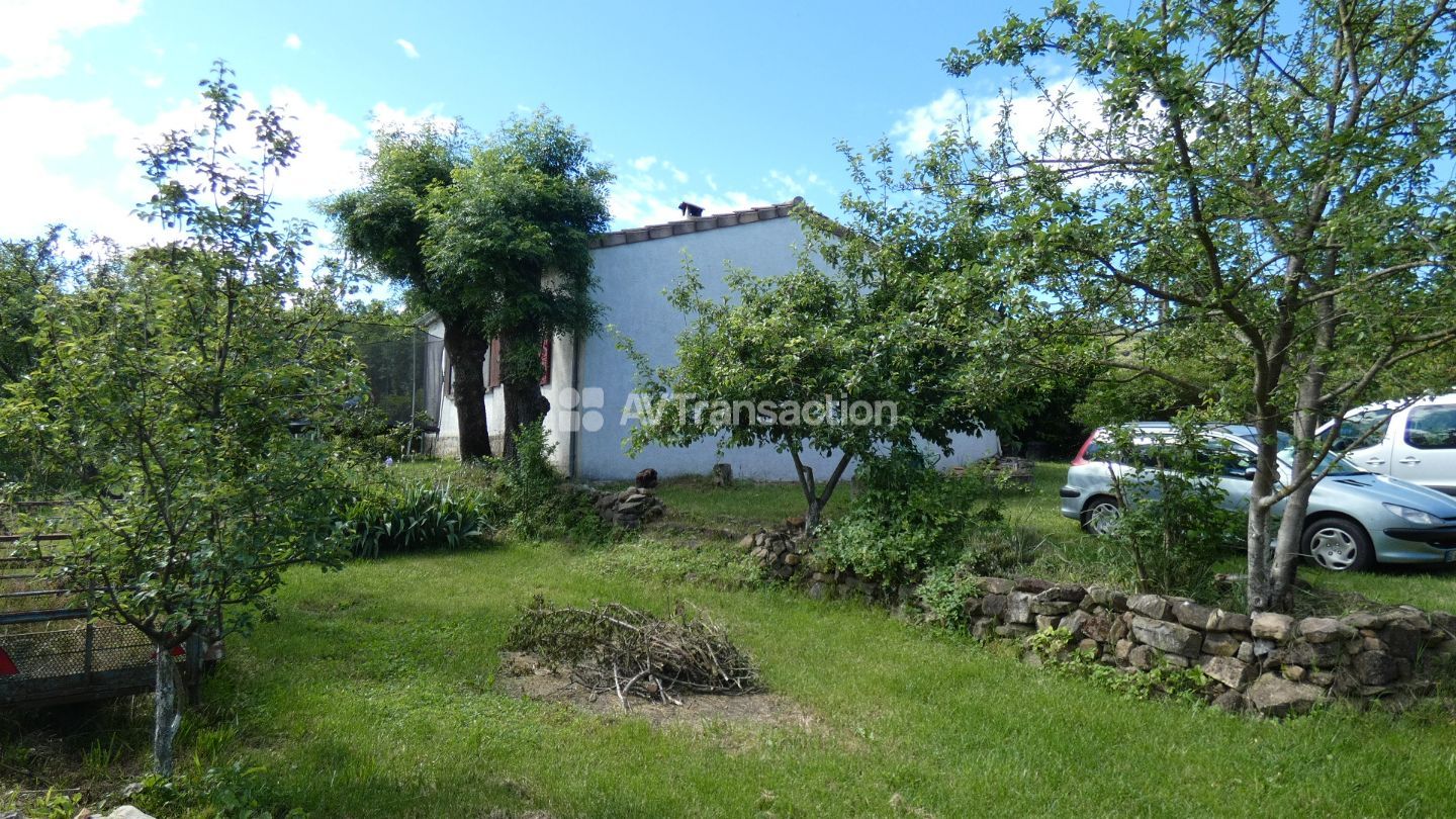 Maison de plain pied sur 1325 m² de jardin