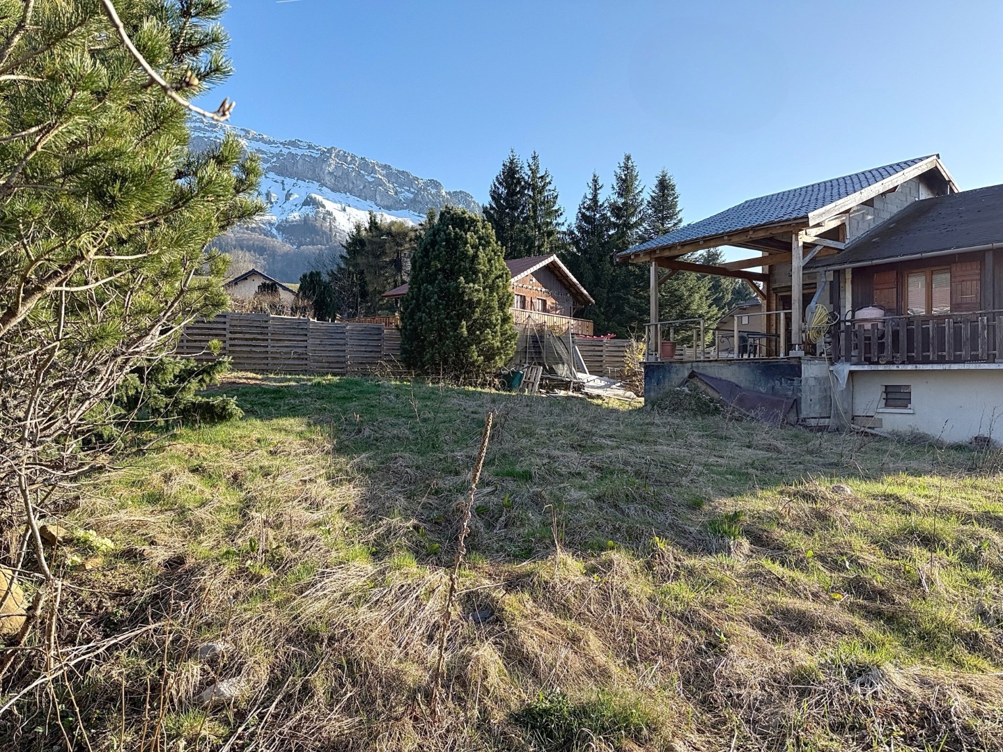 À VENDRE – Terrain à vendre avec maison à démolir 