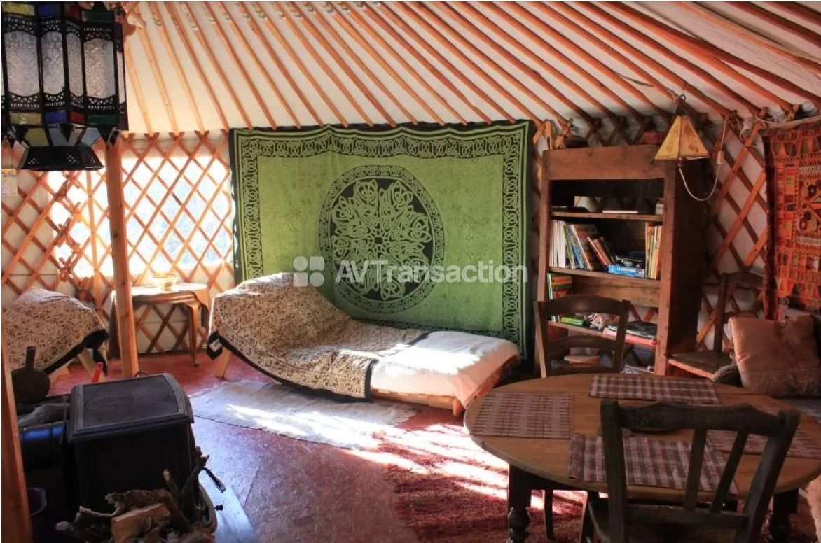 Mazet aménagé et yourtes au potentiel locatif, sur 3,5 hectares