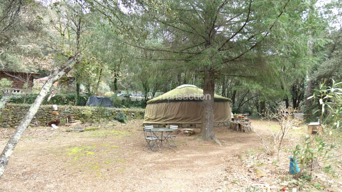 Mazet aménagé et yourtes au potentiel locatif, sur 3,5 hectares