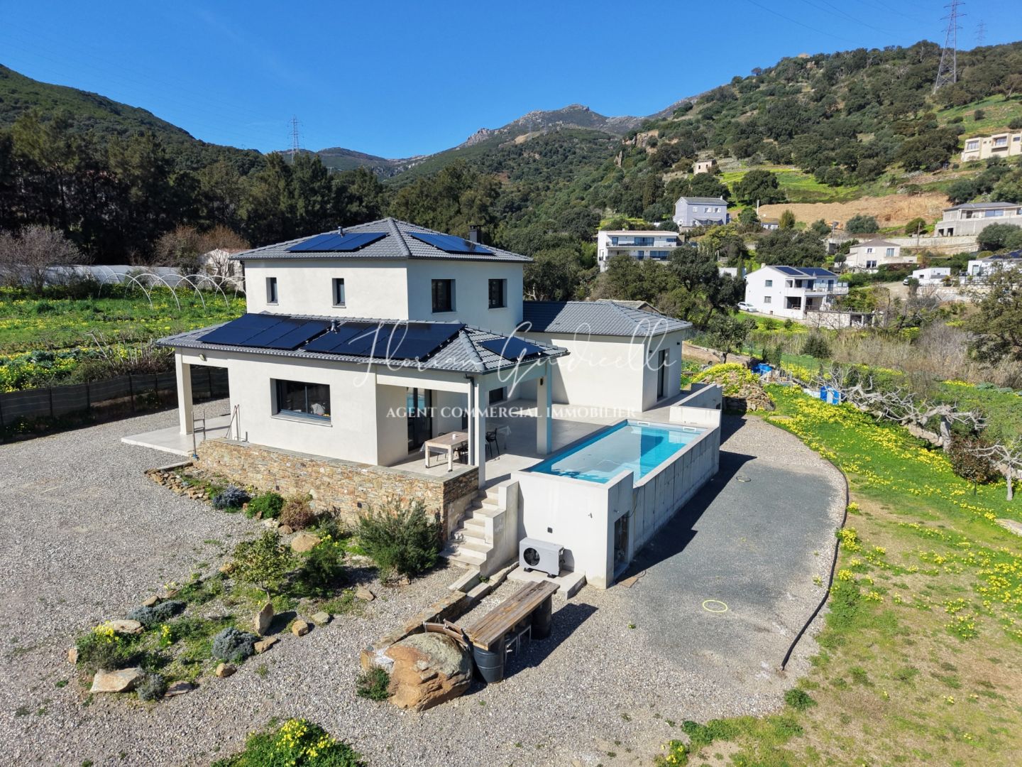 Villa contemporaine de 178 m² avec piscine - Agliani