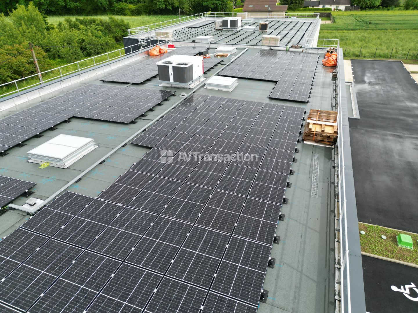 Toit dans un bâtiment d'activité neuf