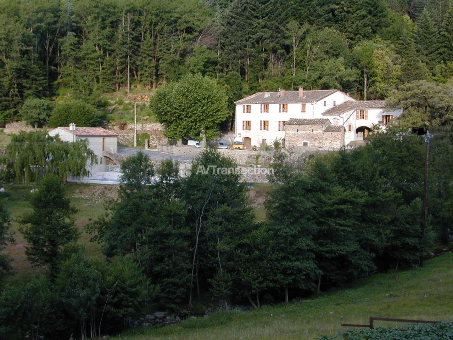 Propriété avec plusieurs maisons sur 3,7 hectares
