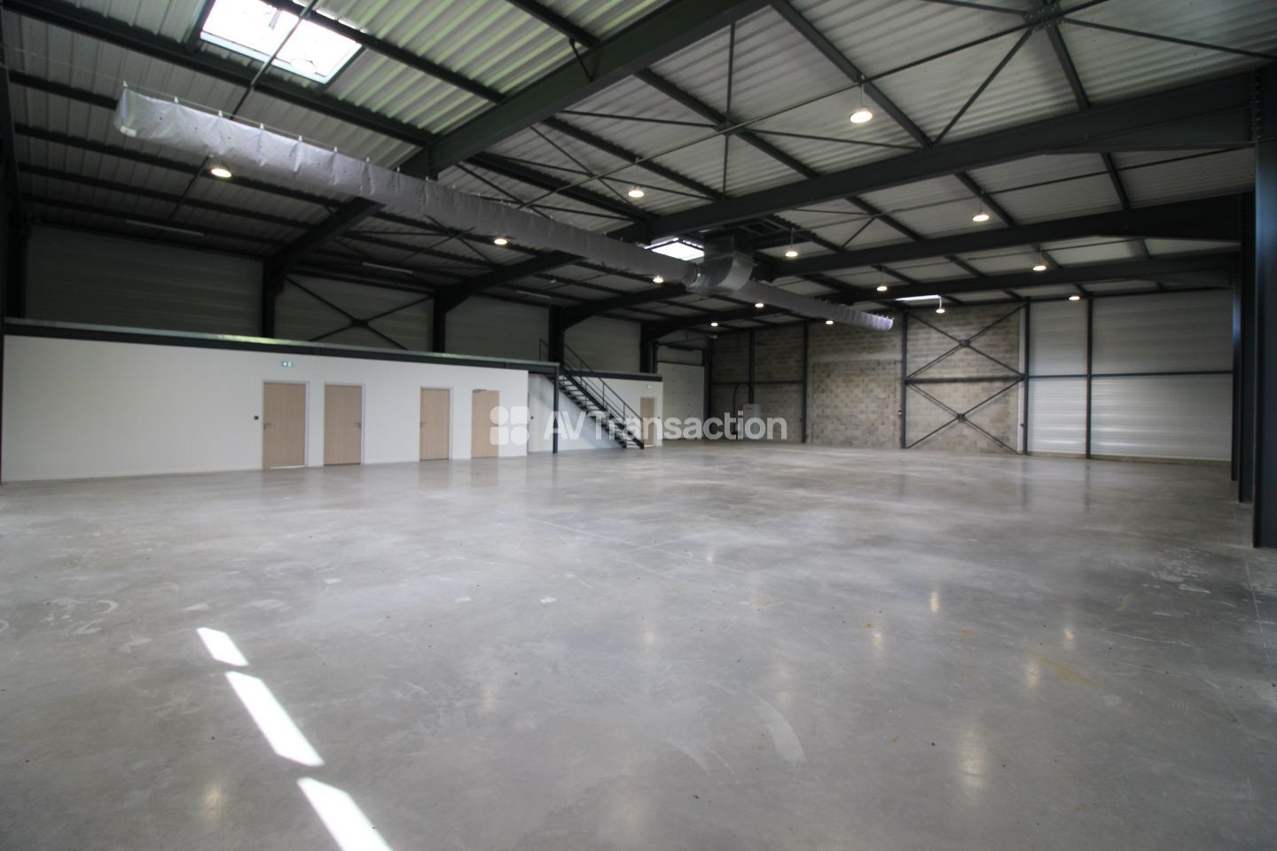 Bâtiment à vendre  - 1379m2 - Aoste (38490)