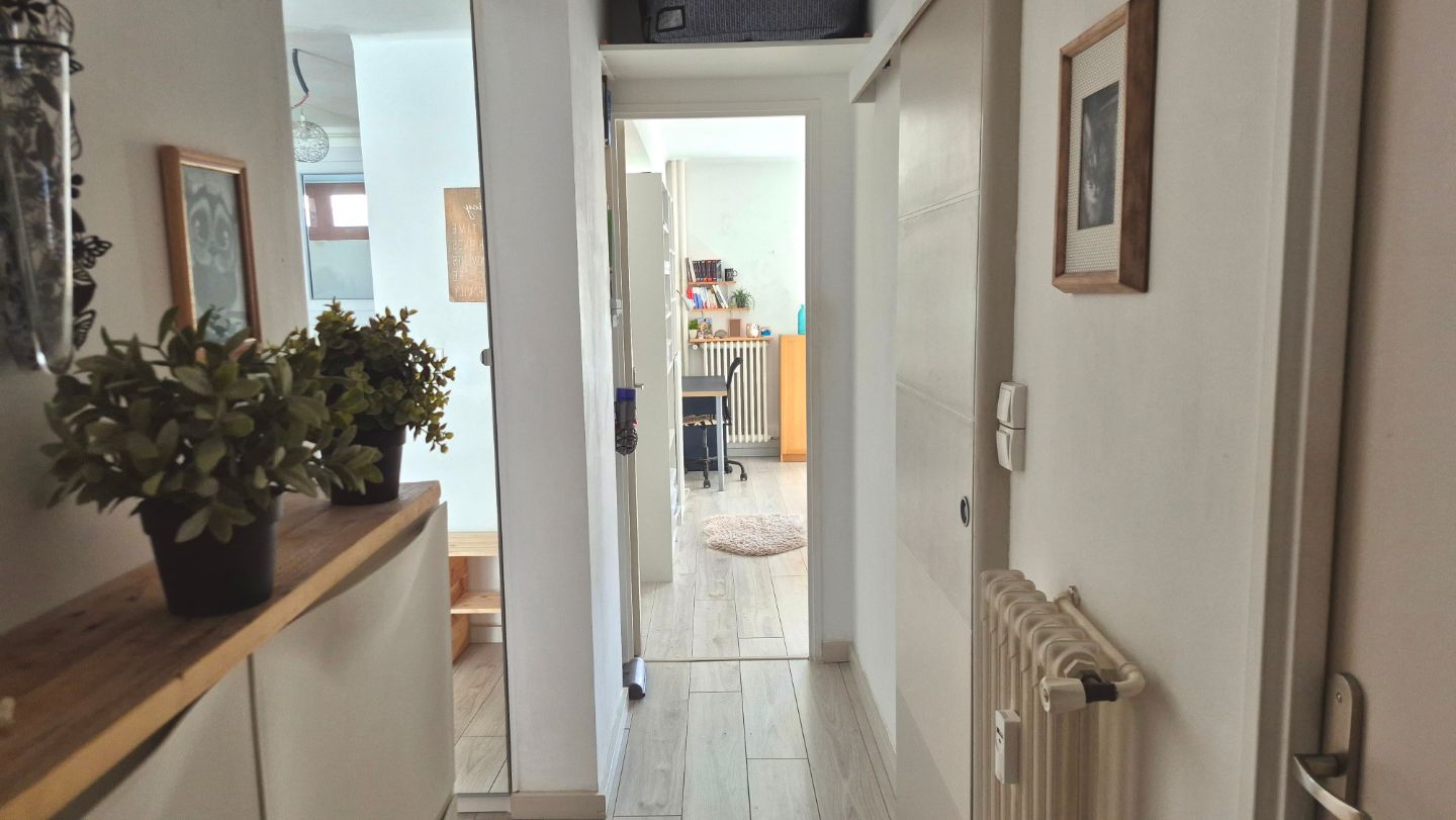 GRAND T2 RENOVE-LOGGIA- AU CALME- ASCENSEUR- PARKINGS.