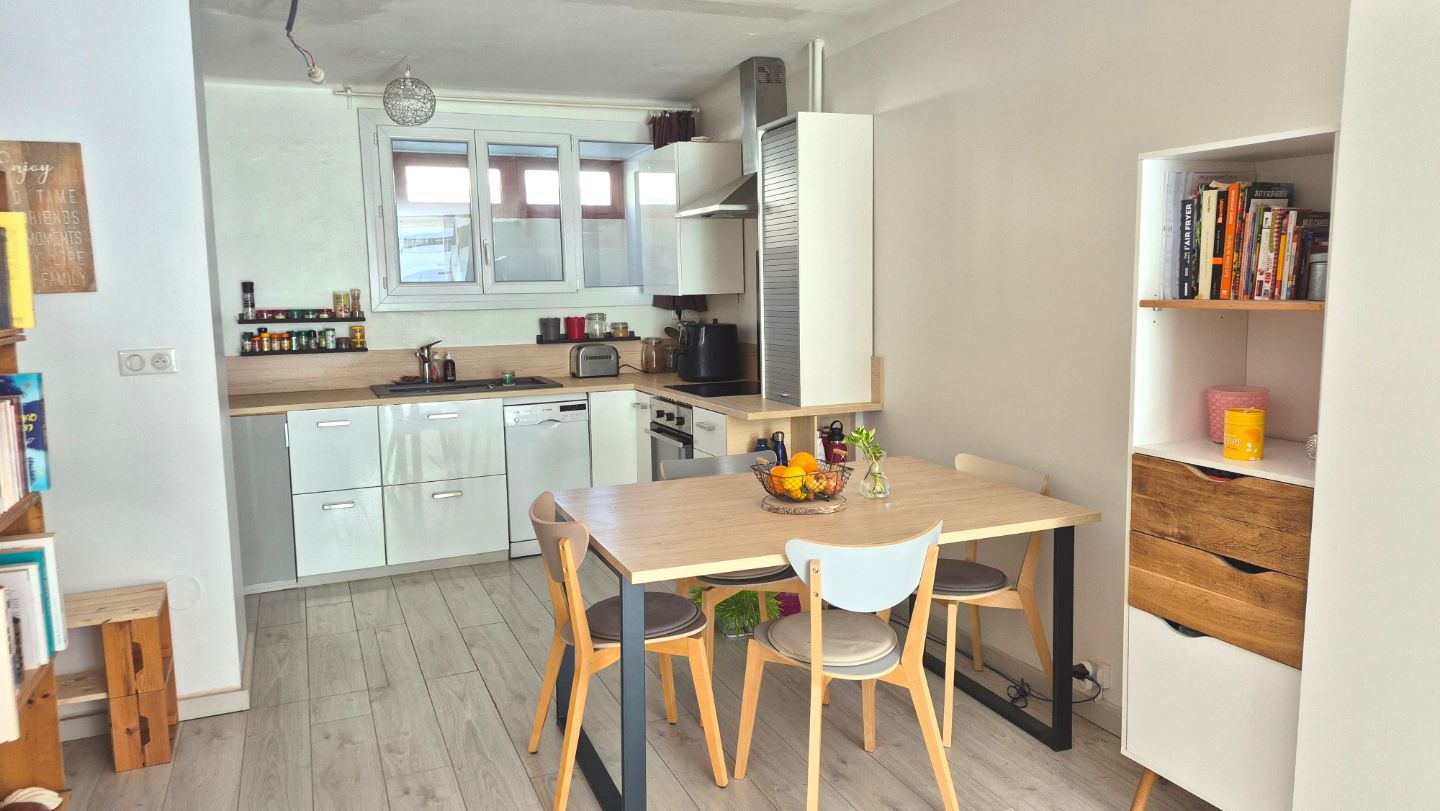 GRAND T2 RENOVE-LOGGIA- AU CALME- ASCENSEUR- PARKINGS.