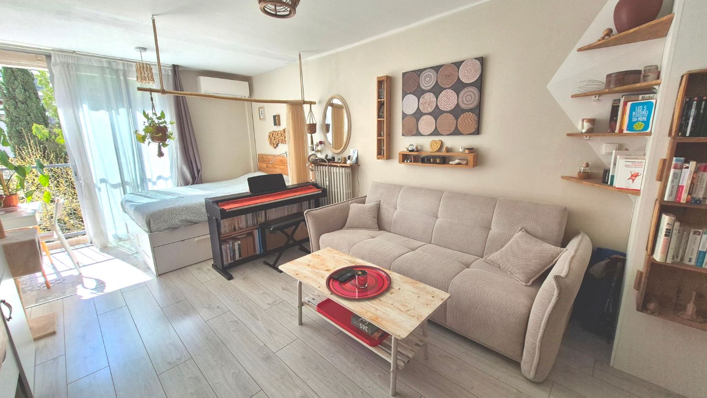 GRAND T2 RENOVE-LOGGIA- AU CALME- ASCENSEUR- PARKINGS.