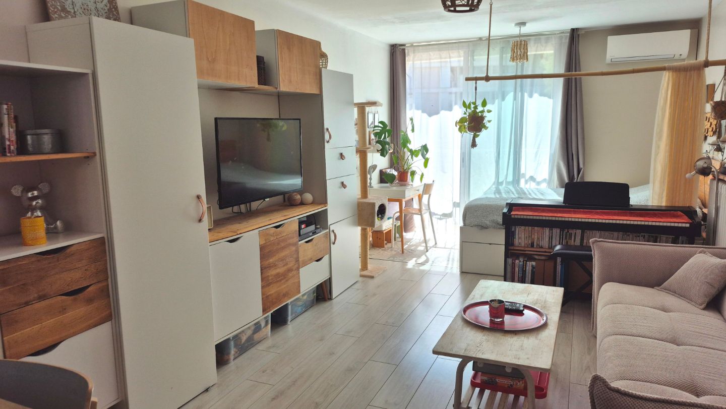 GRAND T2 RENOVE-LOGGIA- AU CALME- ASCENSEUR- PARKINGS.