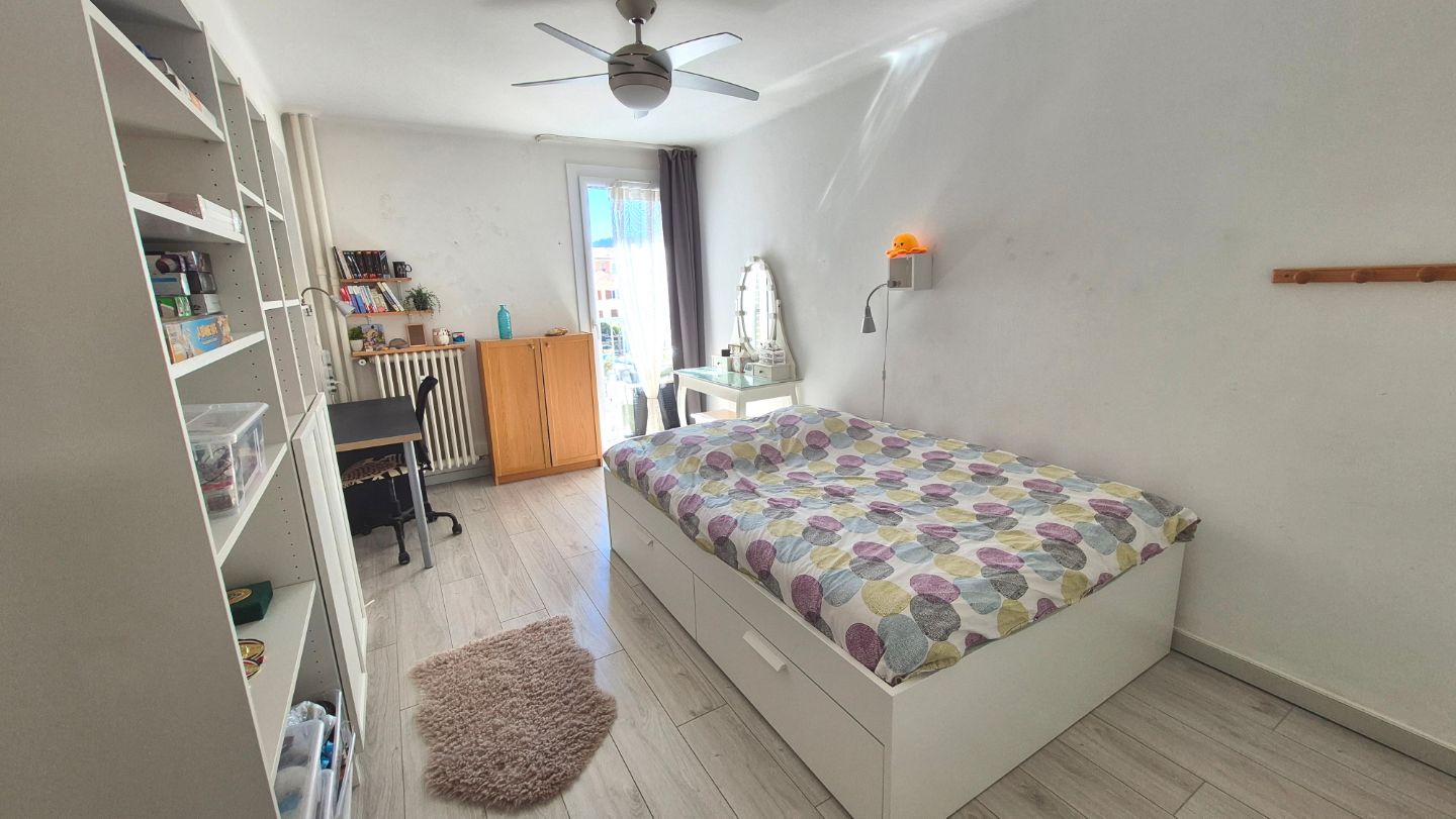 GRAND T2 RENOVE-LOGGIA- AU CALME- ASCENSEUR- PARKINGS.