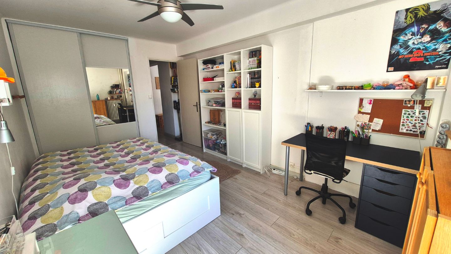 GRAND T2 RENOVE-LOGGIA- AU CALME- ASCENSEUR- PARKINGS.
