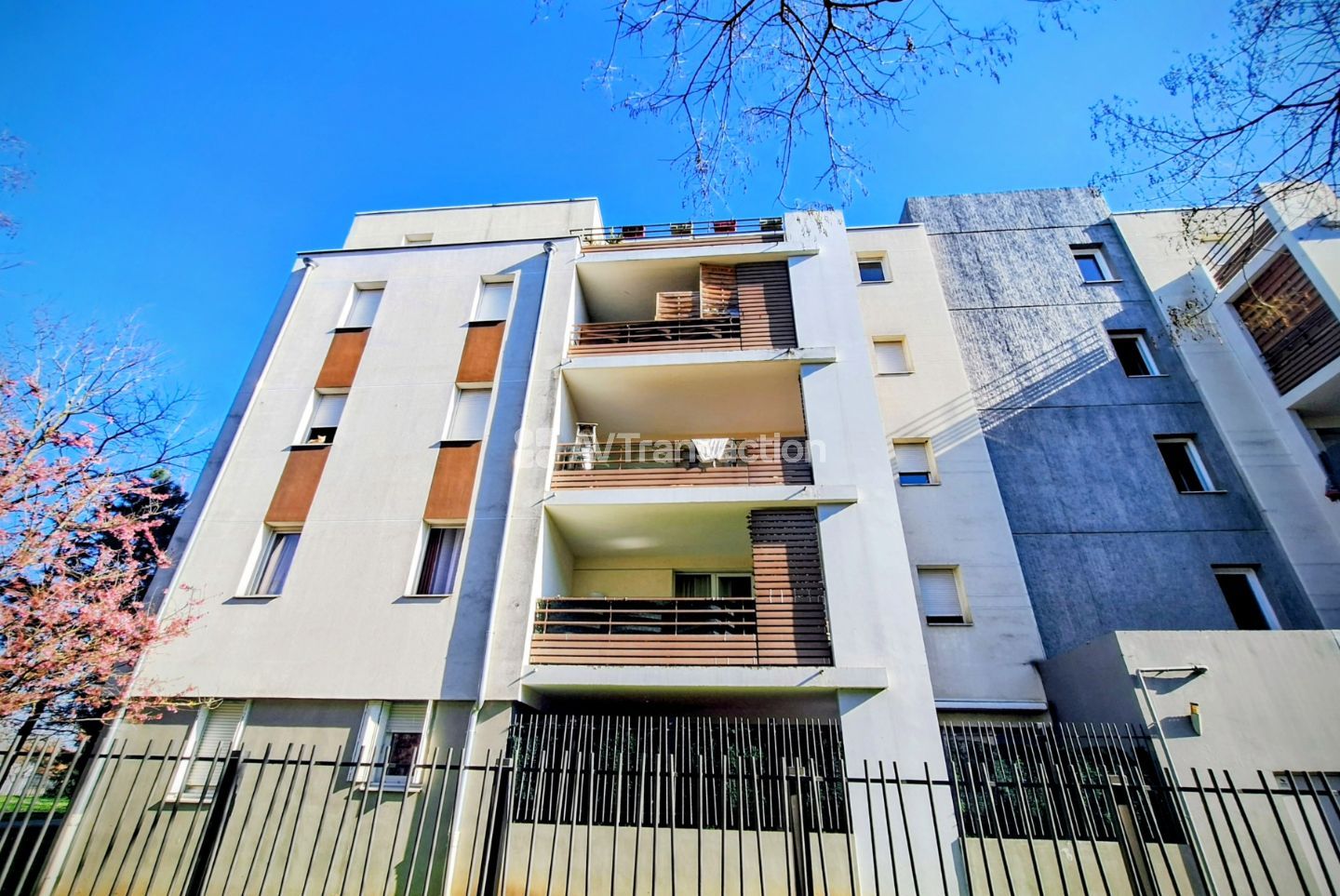 T4 80 m² ENTIEREMENT RENOVE + BALCON 10 m² + GARAGE –