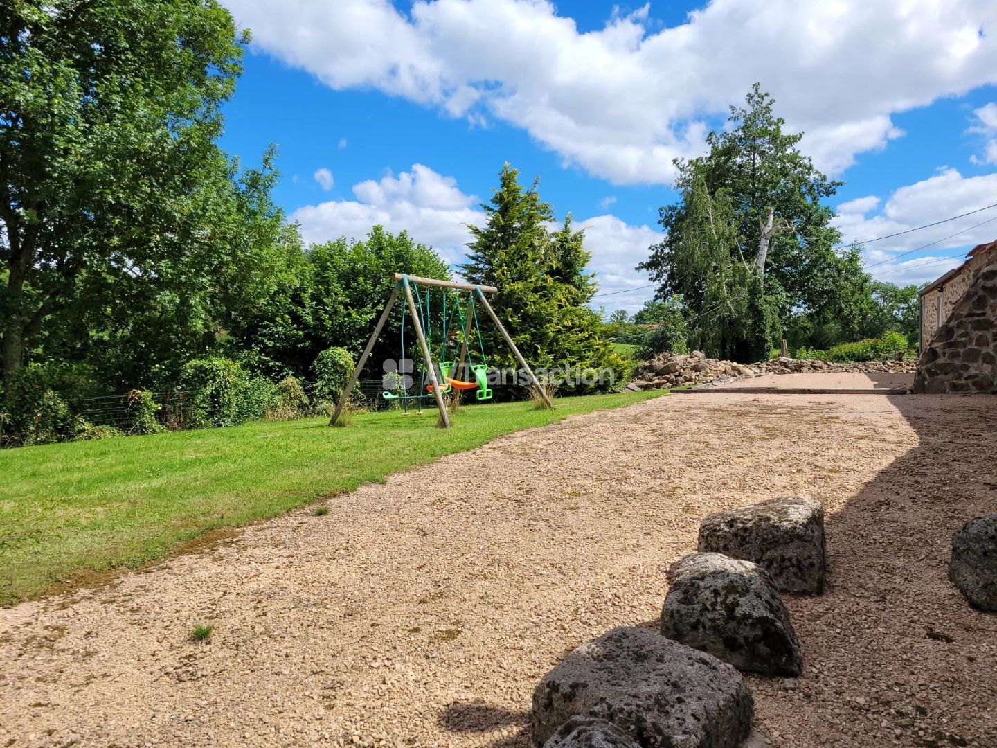 Allier : Propriété avec 2 Gîtes et 3761 m2 de terrain