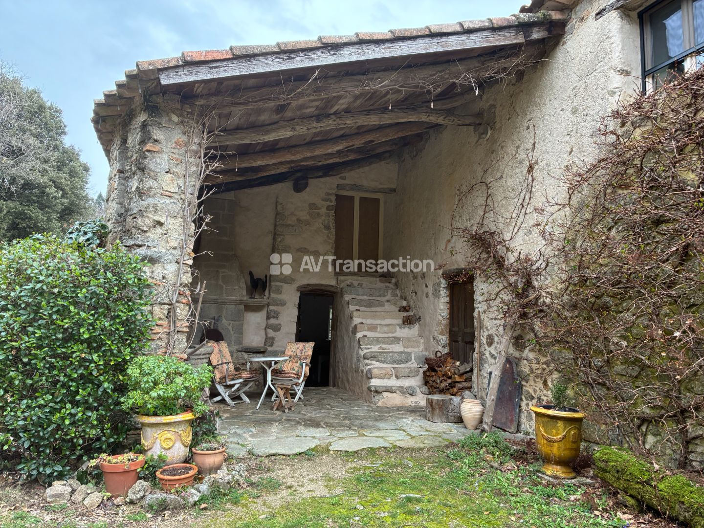 Mas en pierres + source + 2,5 hectares de nature