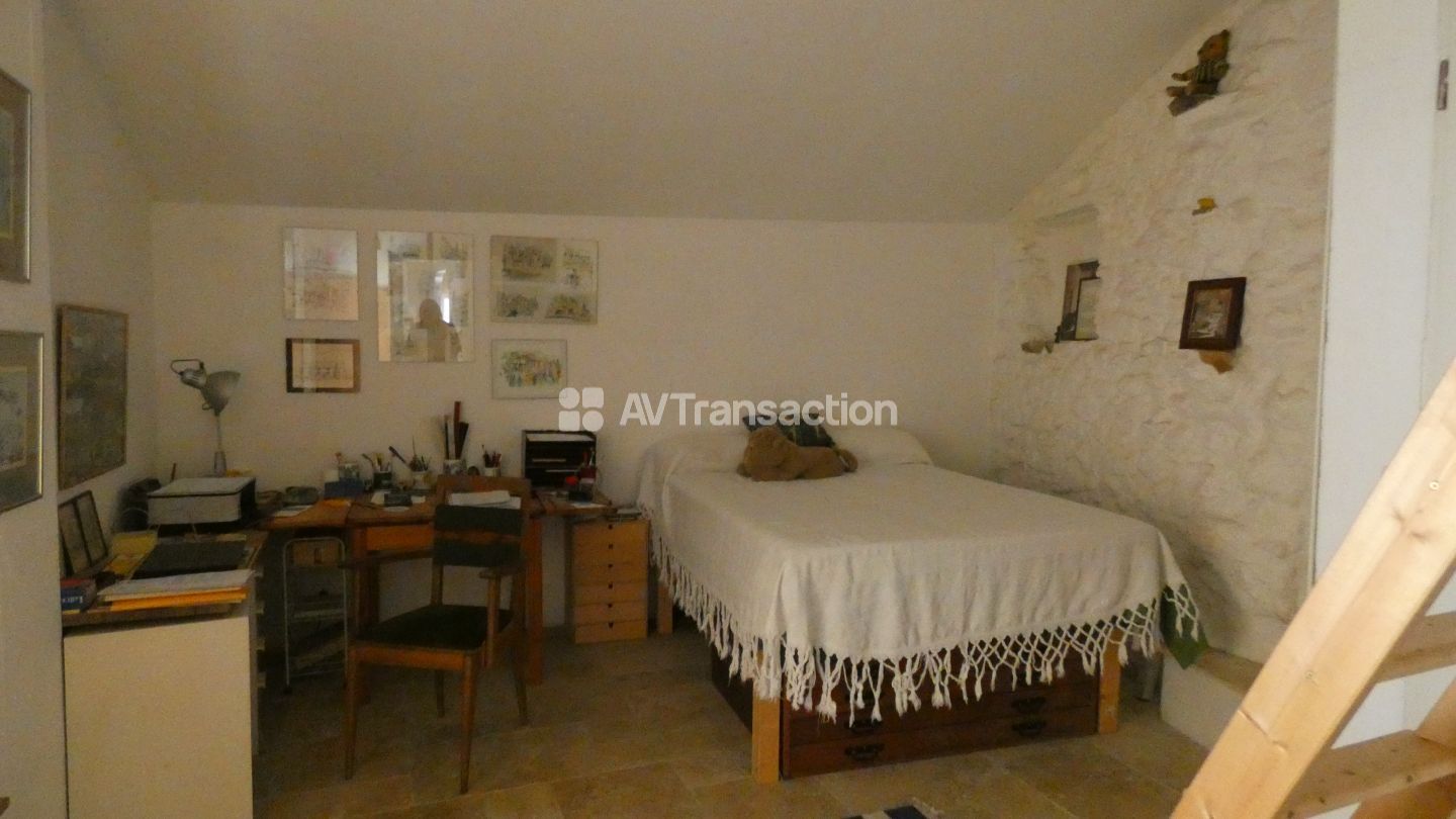Mas en pierres + source + 2,5 hectares de nature