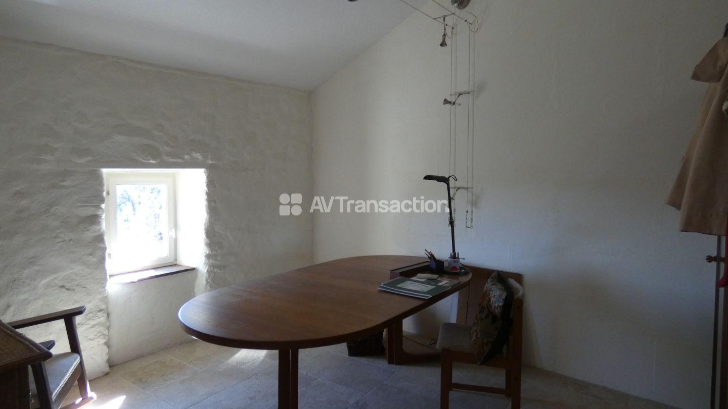 Mas en pierres + source + 2,5 hectares de nature