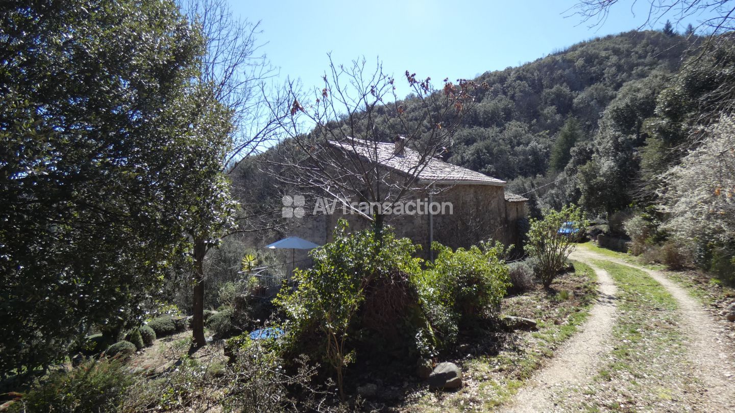 Mas en pierres + source + 2,5 hectares de nature