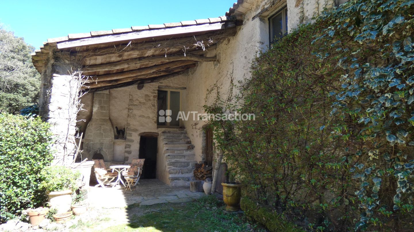Mas en pierres + source + 2,5 hectares de nature