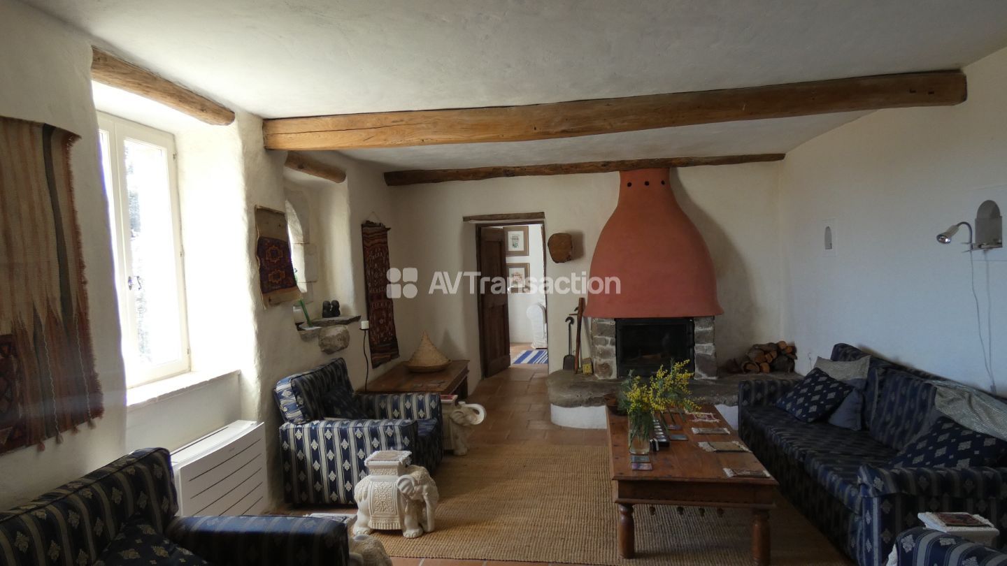 Mas en pierres + source + 2,5 hectares de nature