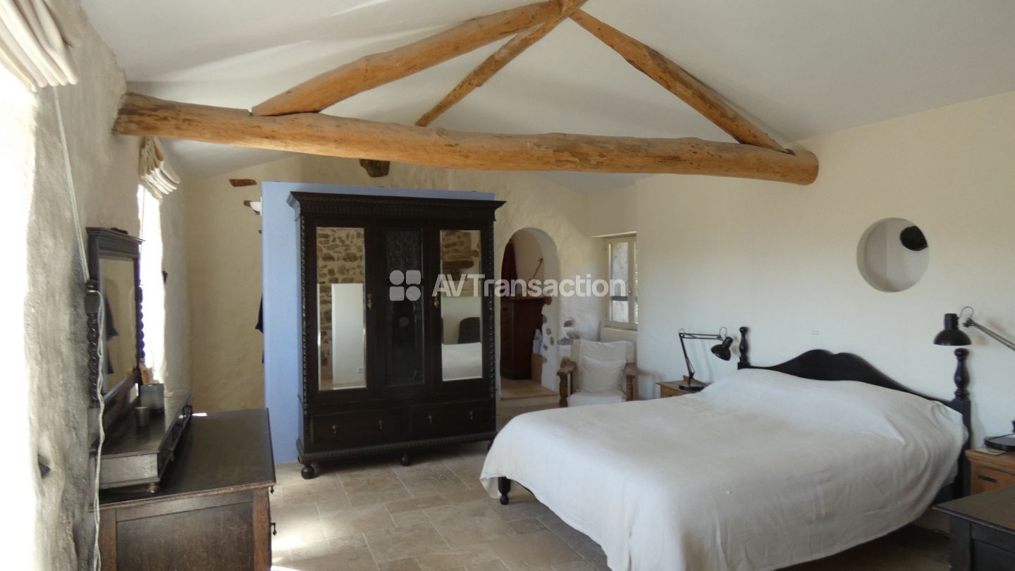 Mas en pierres + source + 2,5 hectares de nature