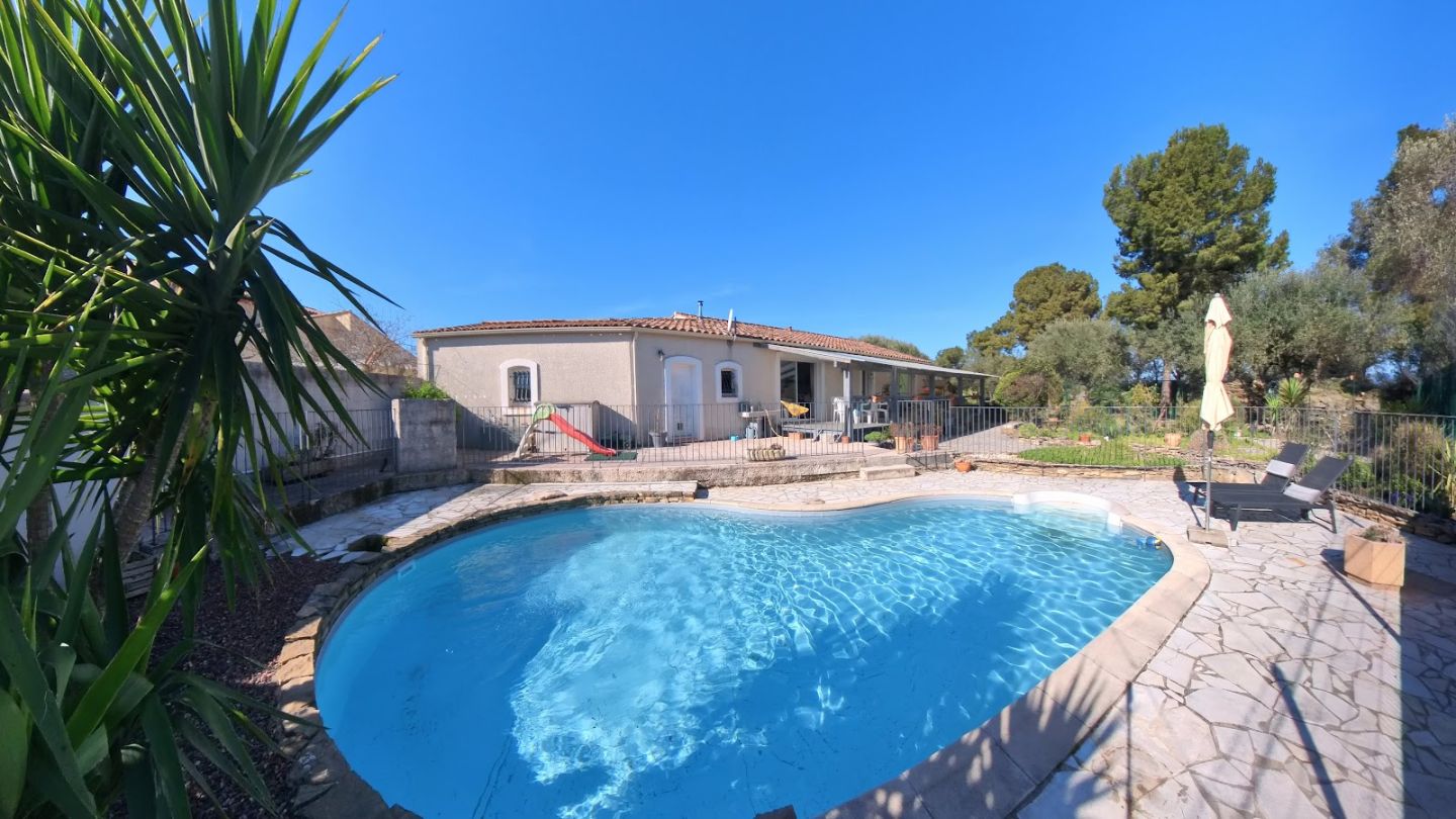 Villa vue dégagée, piscine, garage et jardin