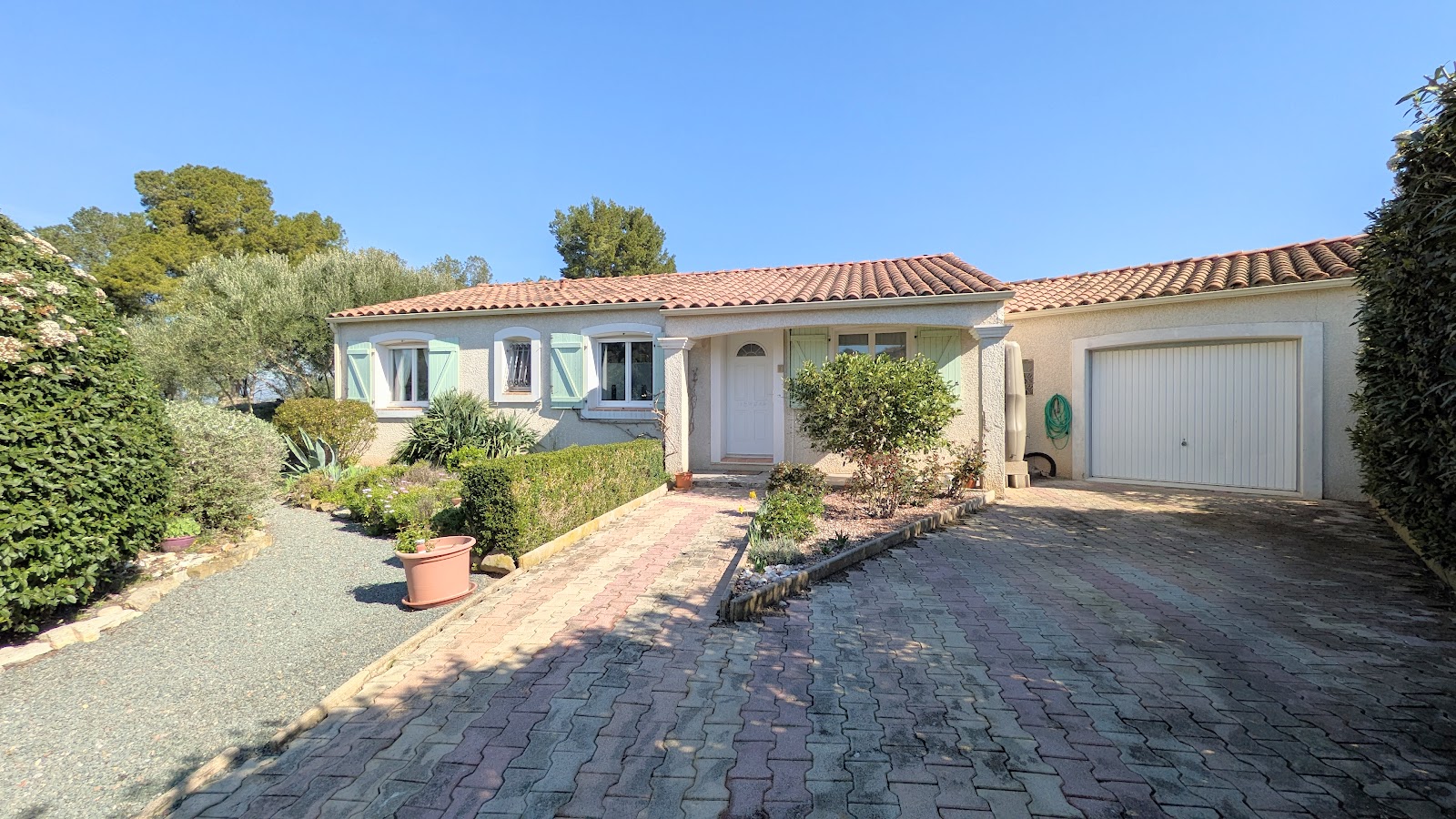 Villa vue dégagée, piscine, garage et jardin