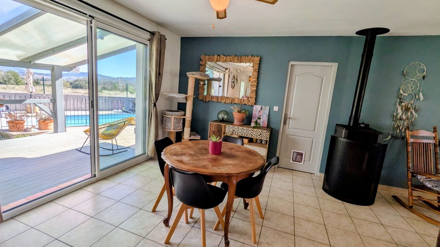 Villa vue dégagée, piscine, garage et jardin