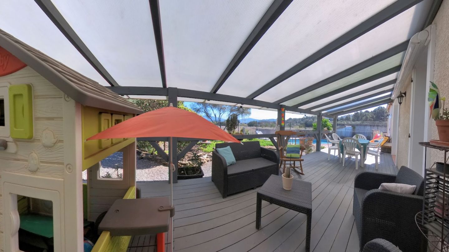 Villa vue dégagée, piscine, garage et jardin