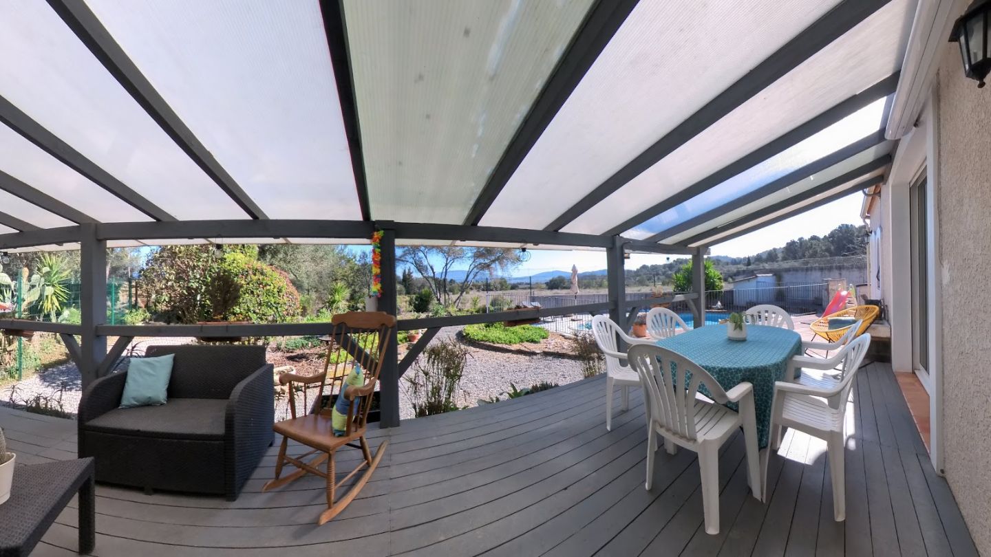 Villa vue dégagée, piscine, garage et jardin