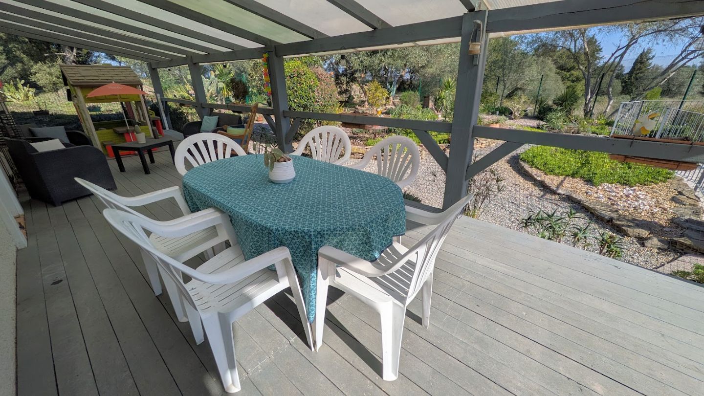 Villa vue dégagée, piscine, garage et jardin