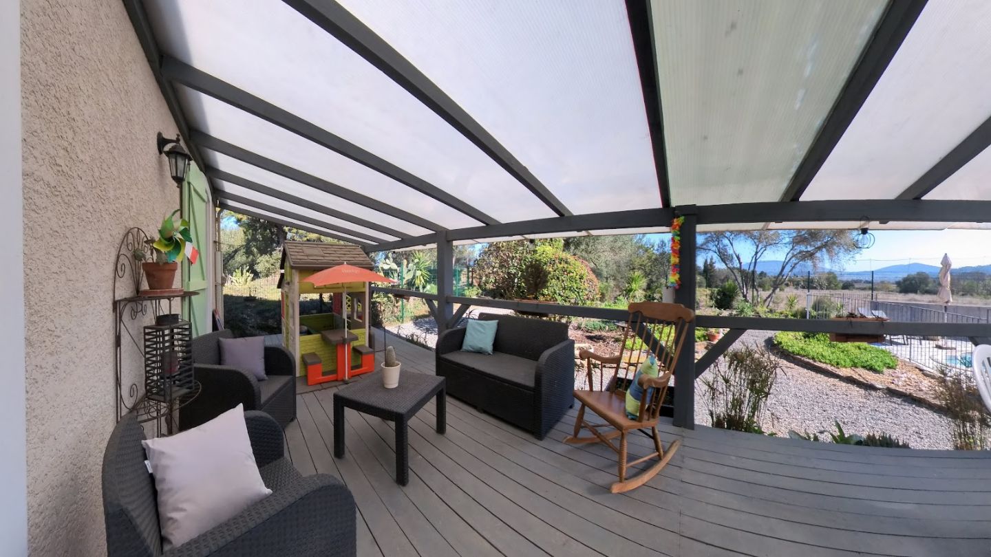 Villa vue dégagée, piscine, garage et jardin