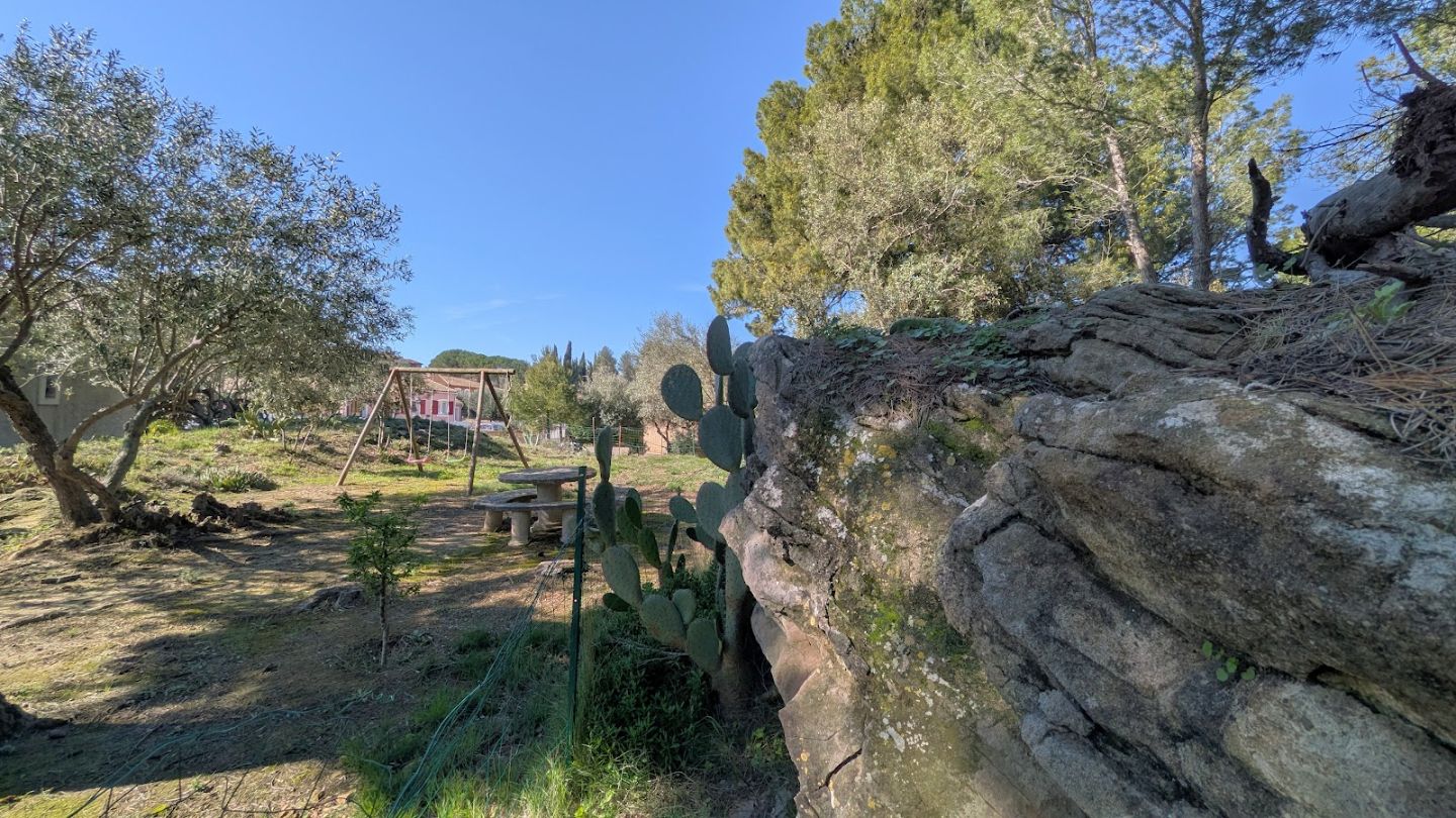 Villa vue dégagée, piscine, garage et jardin