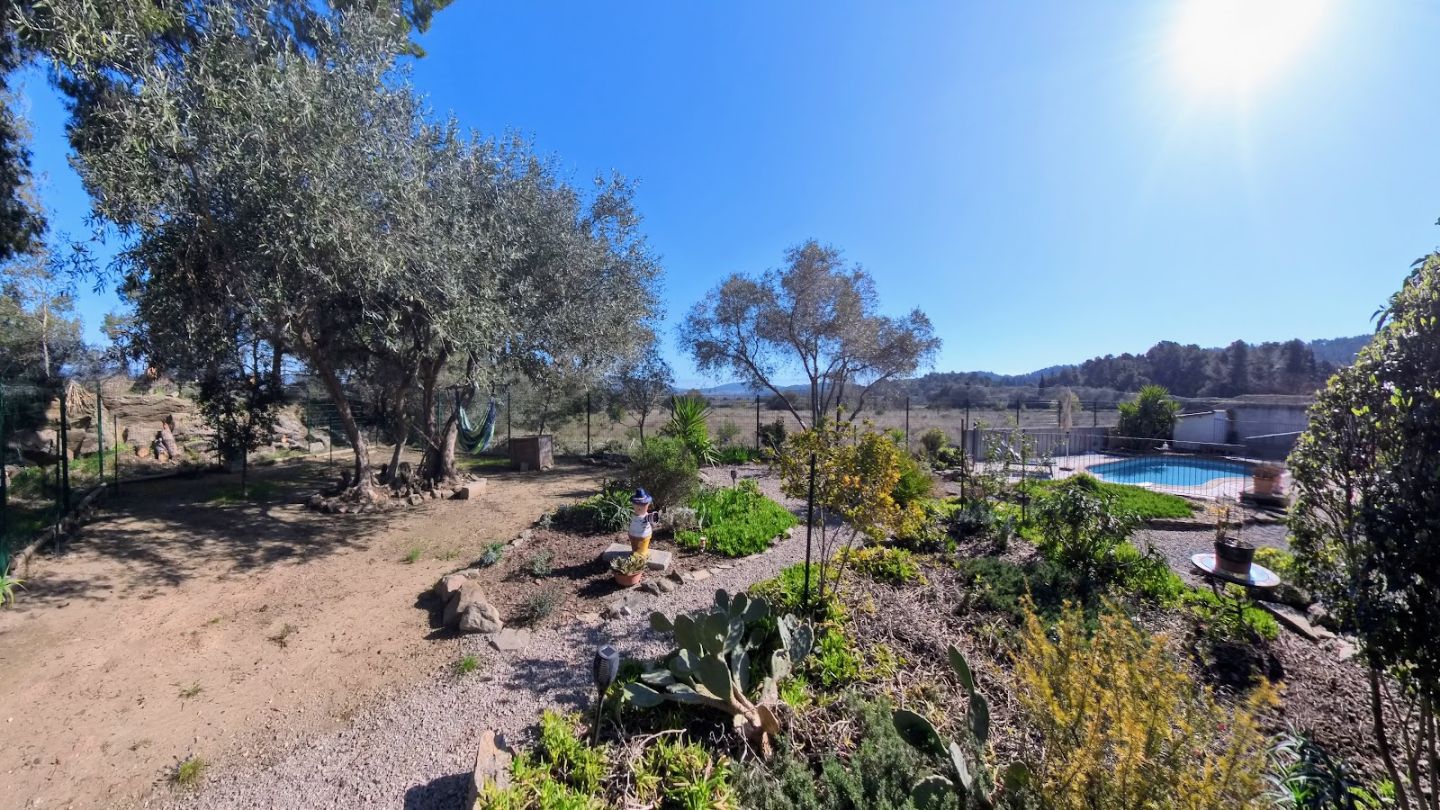 Villa vue dégagée, piscine, garage et jardin