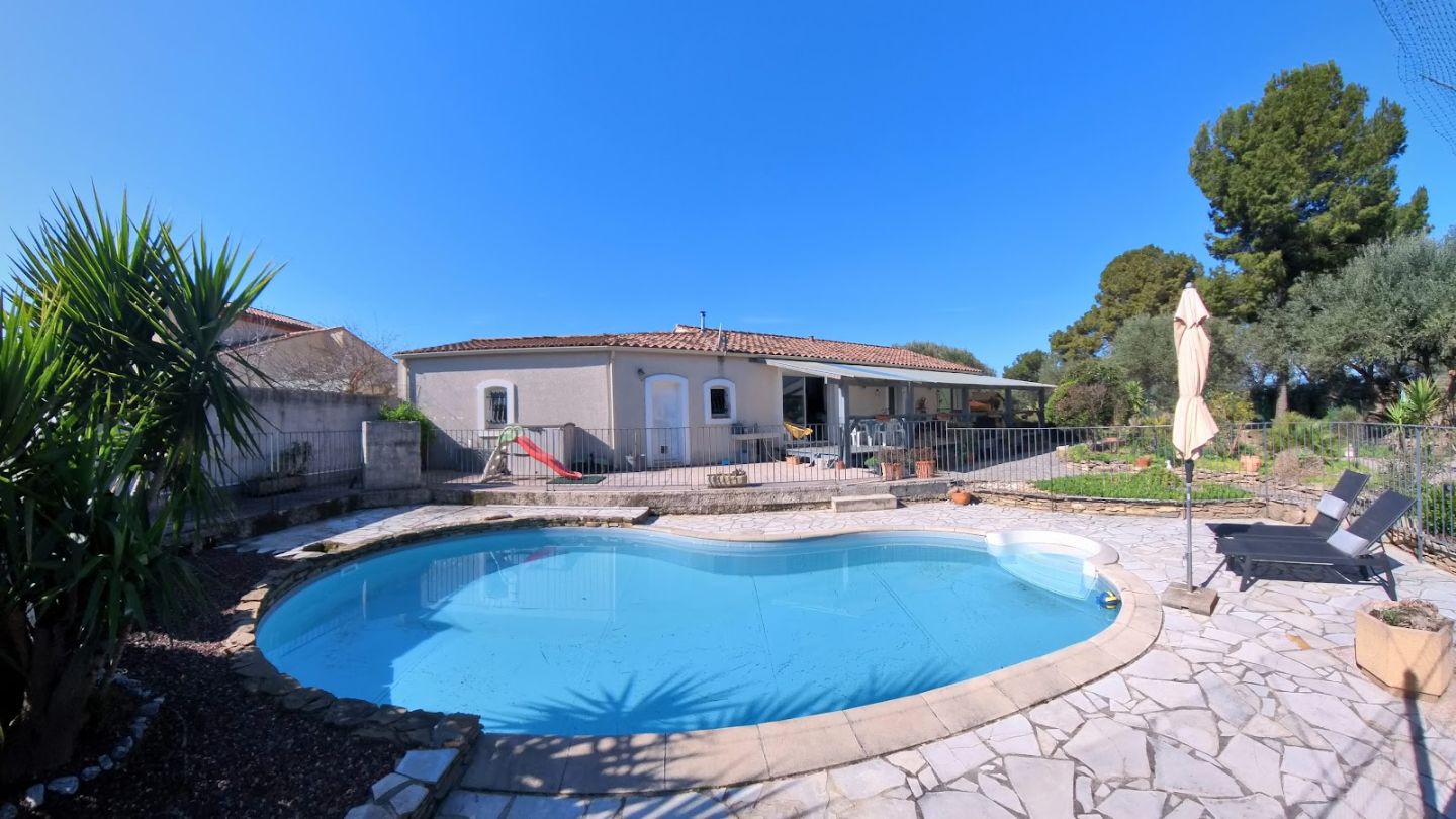 Villa vue dégagée, piscine, garage et jardin