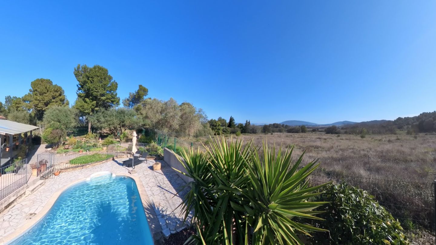 Villa vue dégagée, piscine, garage et jardin
