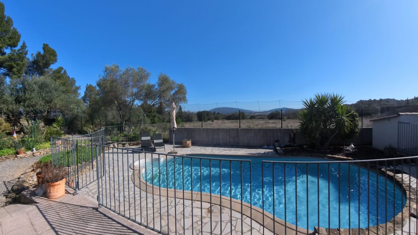 Villa vue dégagée, piscine, garage et jardin