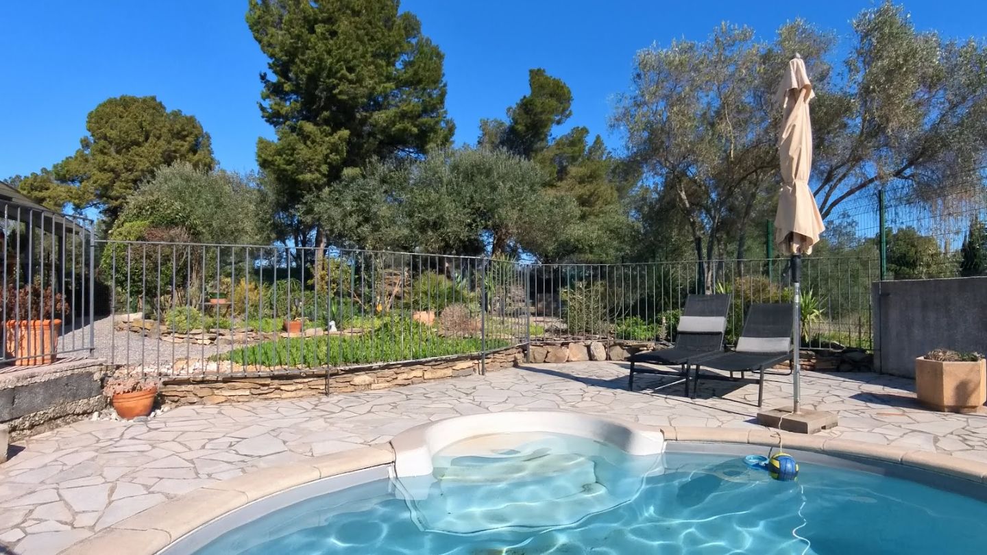 Villa vue dégagée, piscine, garage et jardin