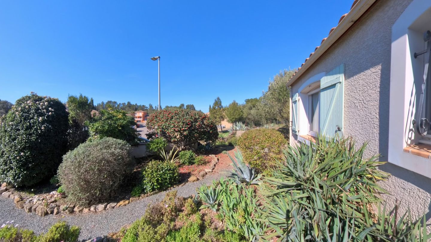 Villa vue dégagée, piscine, garage et jardin