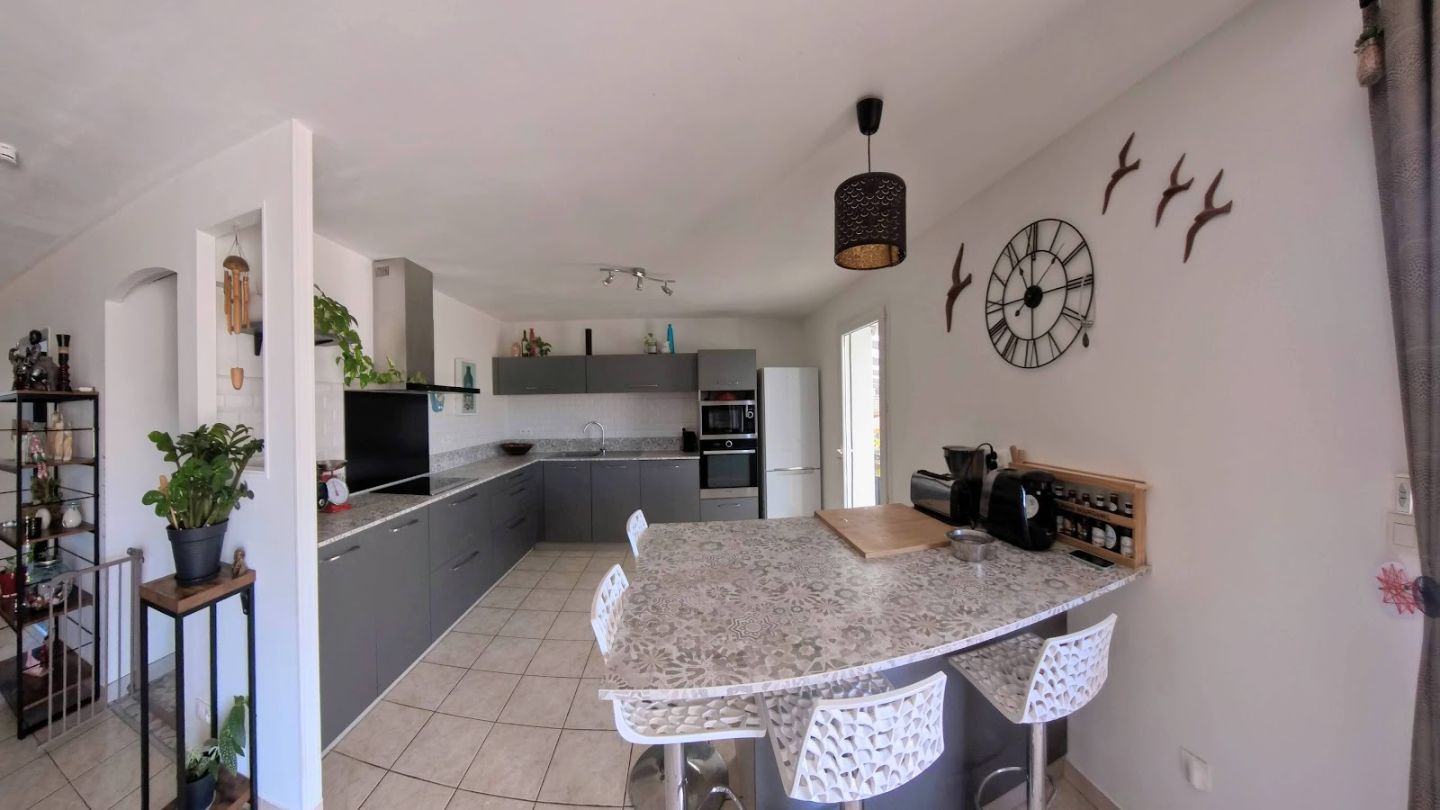 Villa vue dégagée, piscine, garage et jardin