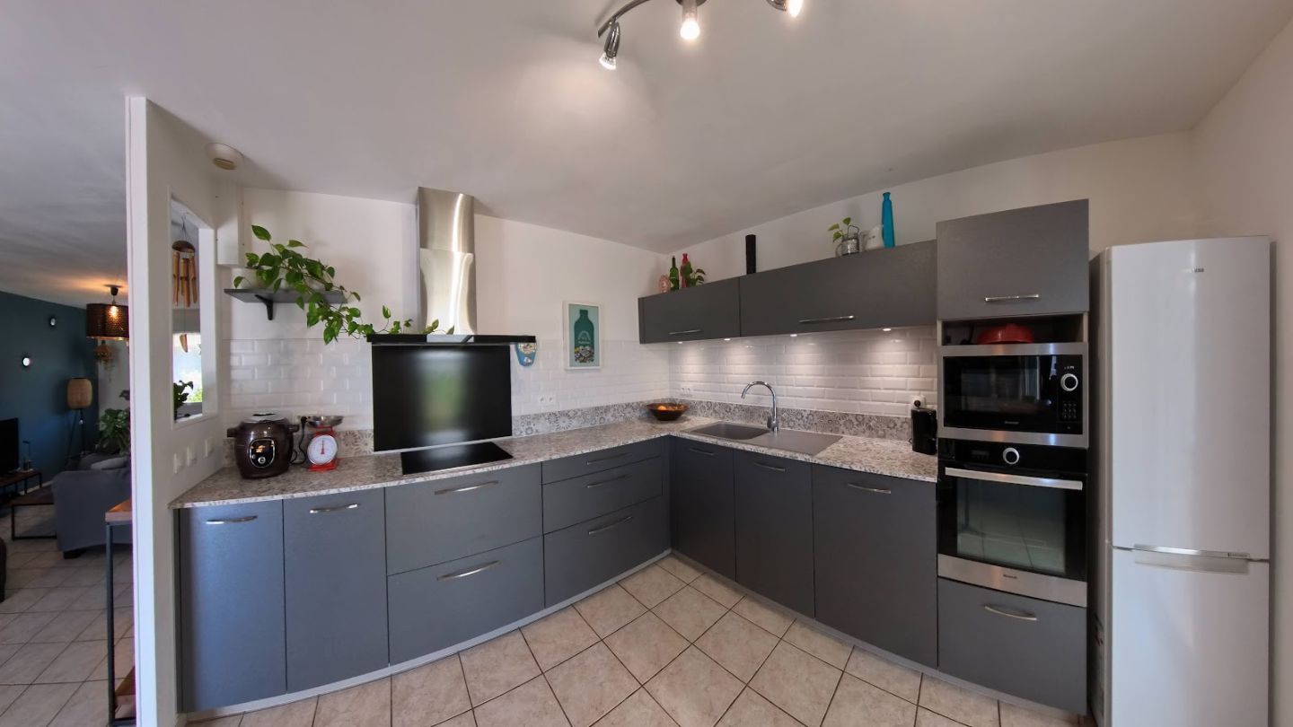 Villa vue dégagée, piscine, garage et jardin