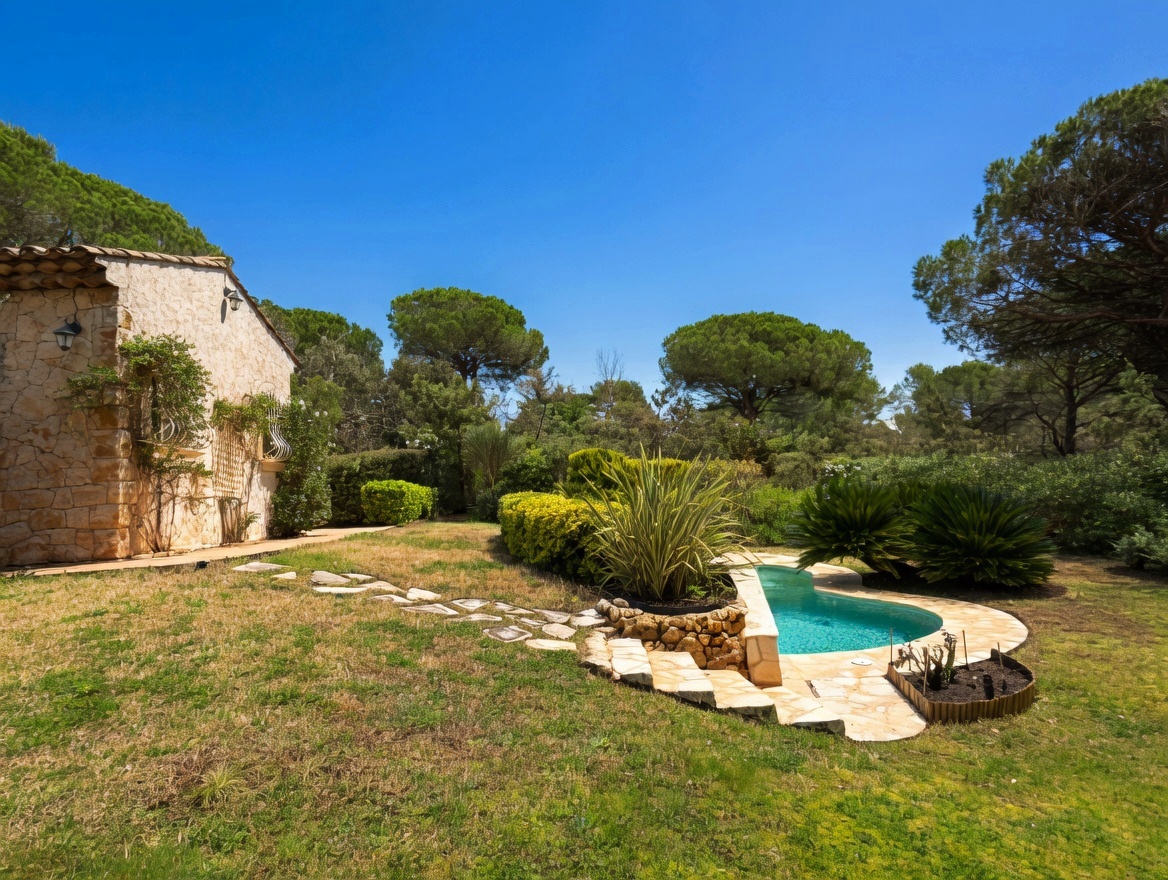 Maison à vendre  - 5 pièce(s) - 196m2 - Roquebrune-sur-argens (83520)