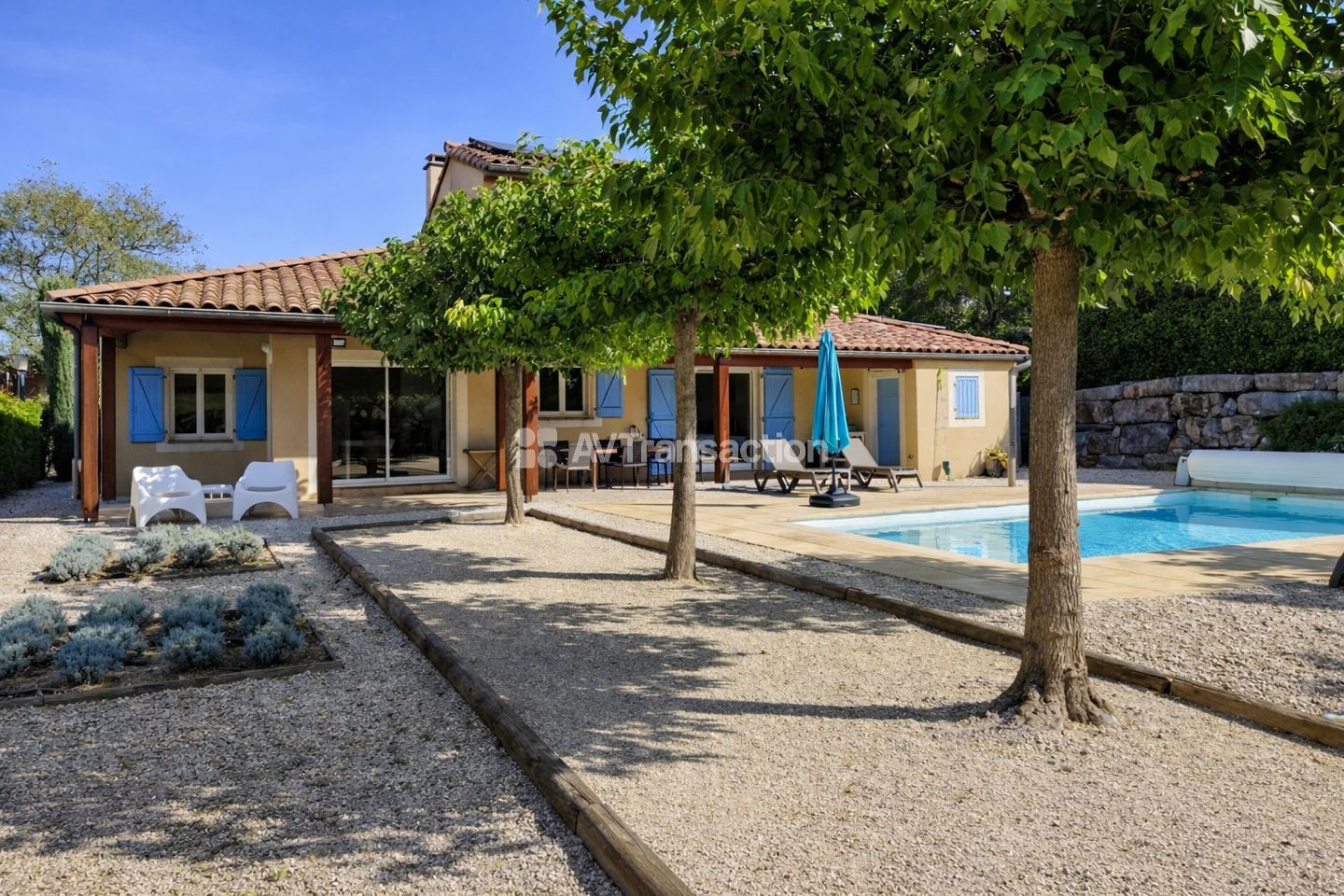 Villa avec piscine, 5 chambres, panneaux photovoltaiques