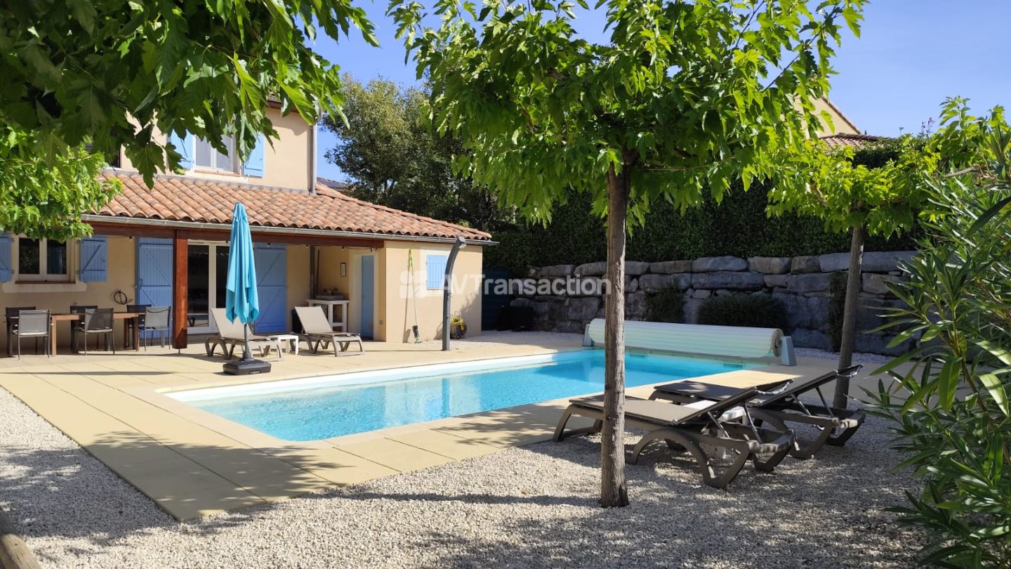 Villa avec piscine, 5 chambres, panneaux photovoltaiques