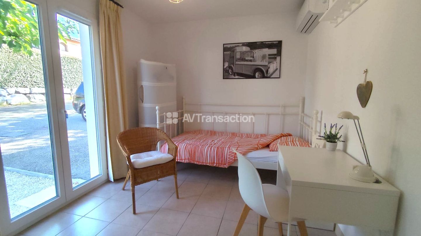 Villa avec piscine, 5 chambres, panneaux photovoltaiques
