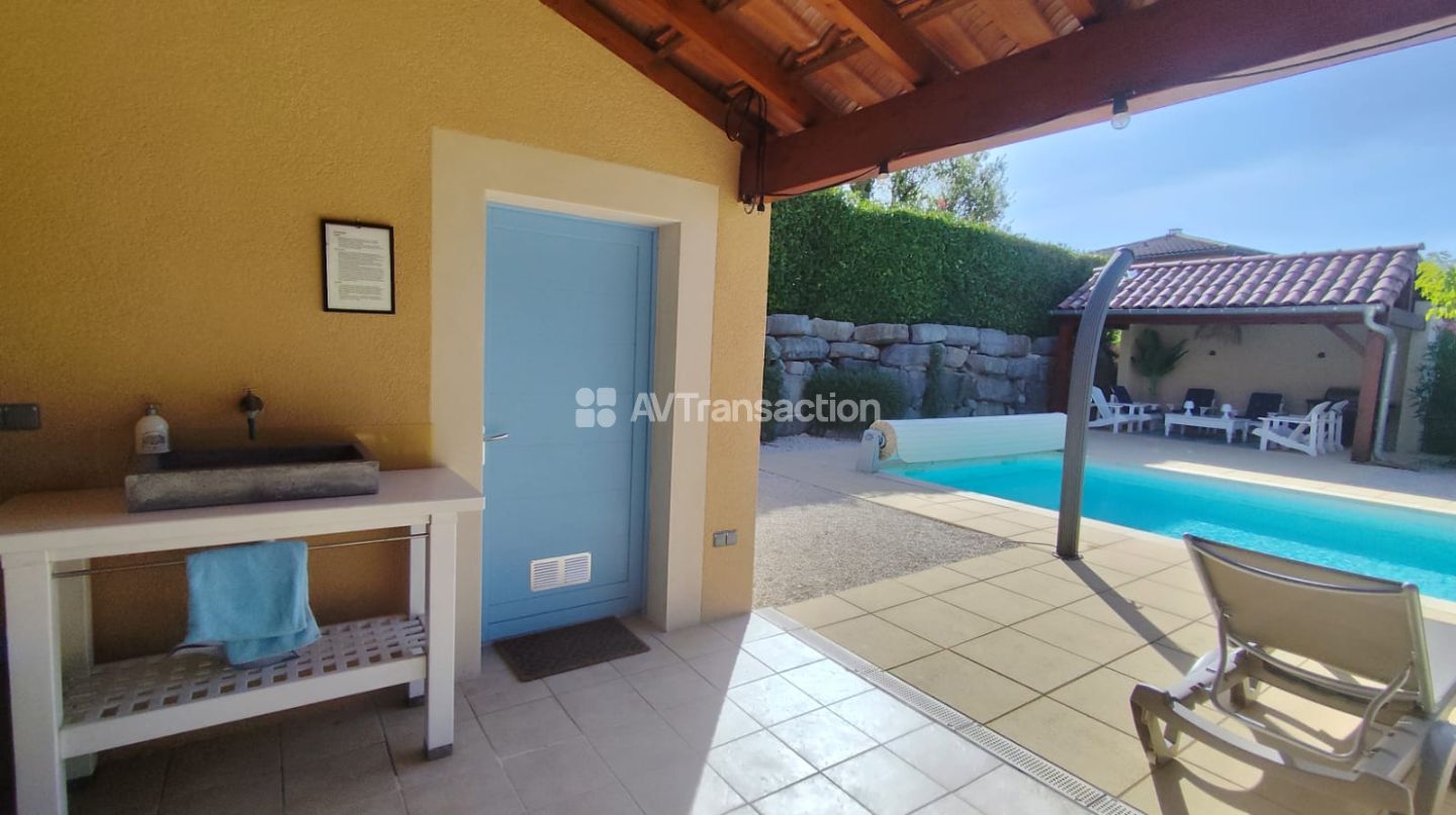 Villa avec piscine, 5 chambres, panneaux photovoltaiques